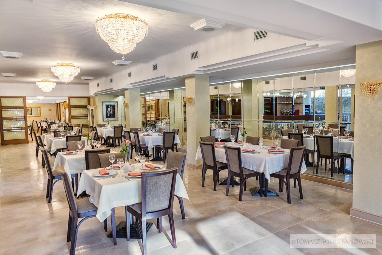 Hotel Lord Krosno Buitenkant foto