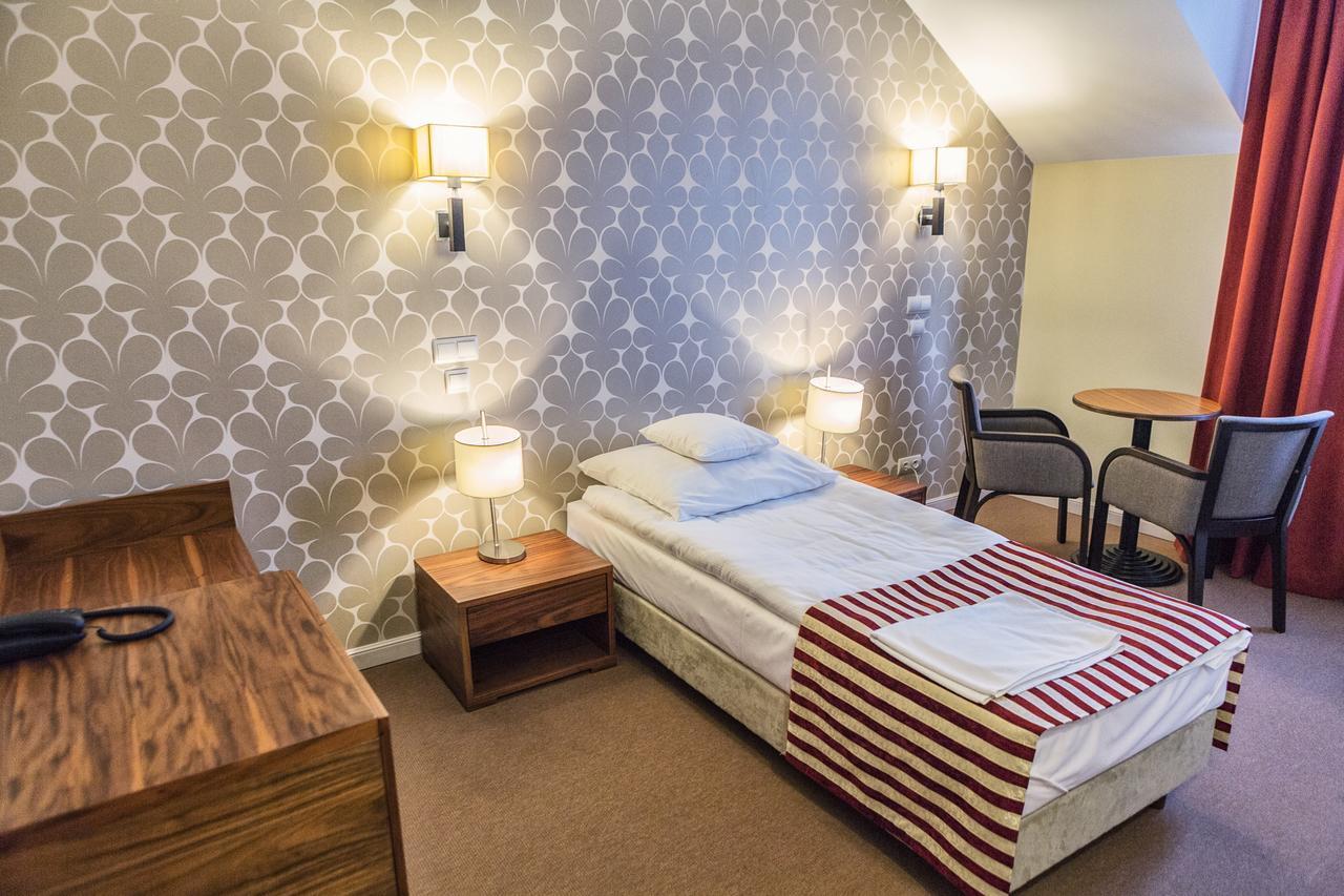 Hotel Lord Krosno Buitenkant foto