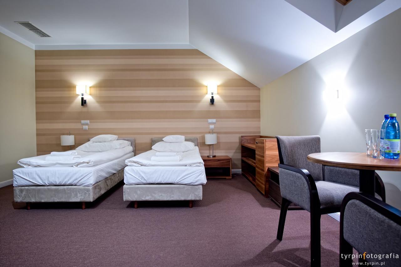 Hotel Lord Krosno Buitenkant foto