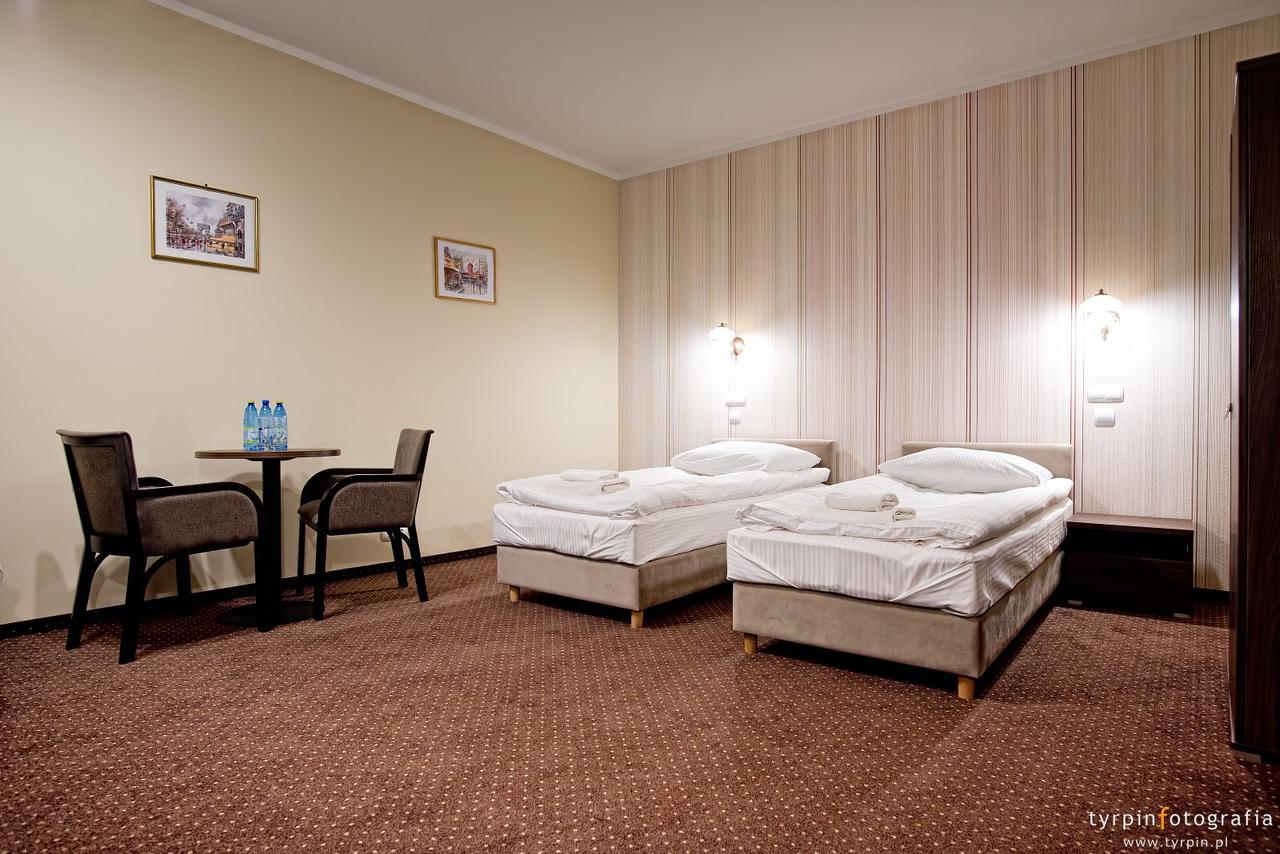 Hotel Lord Krosno Buitenkant foto