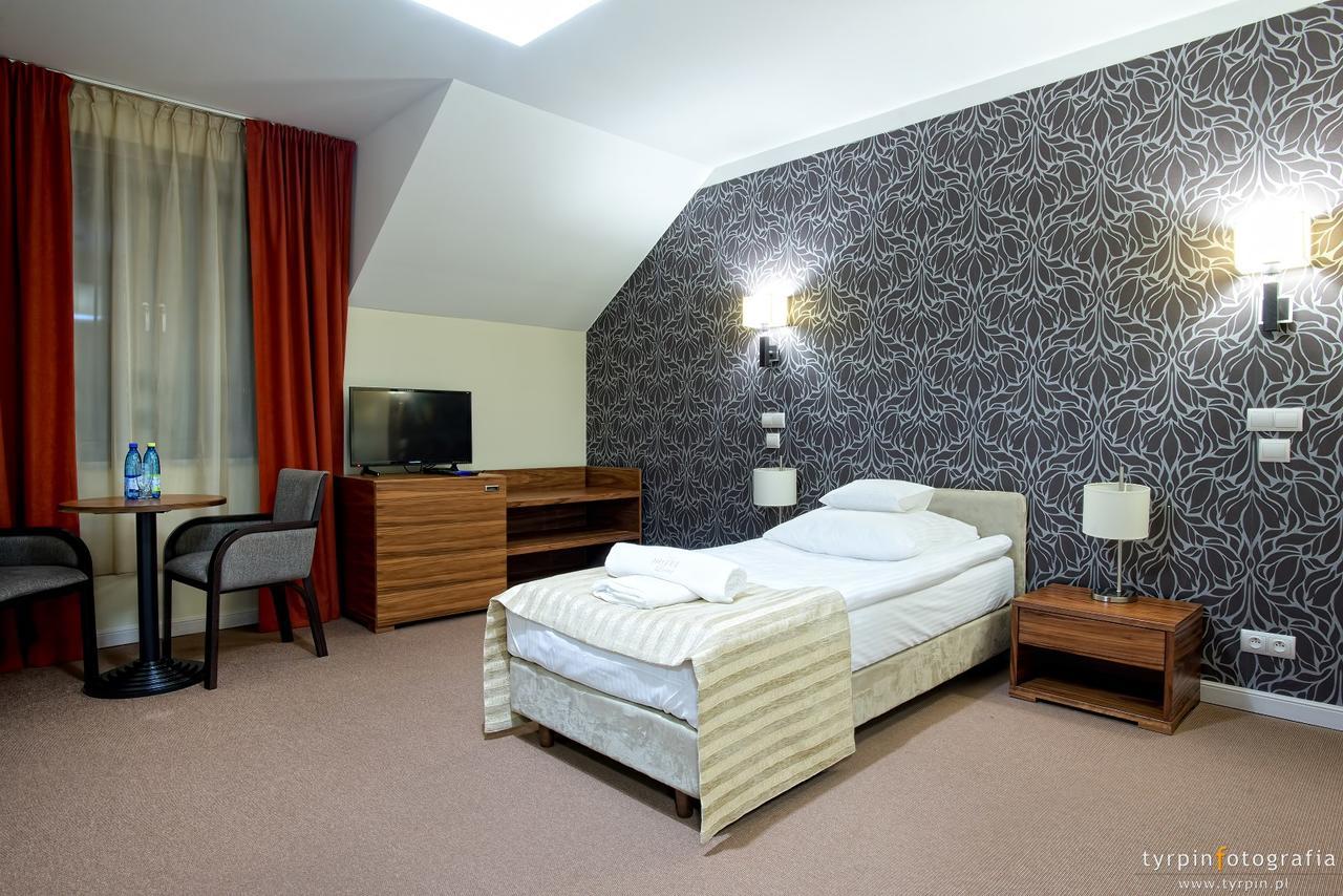 Hotel Lord Krosno Buitenkant foto
