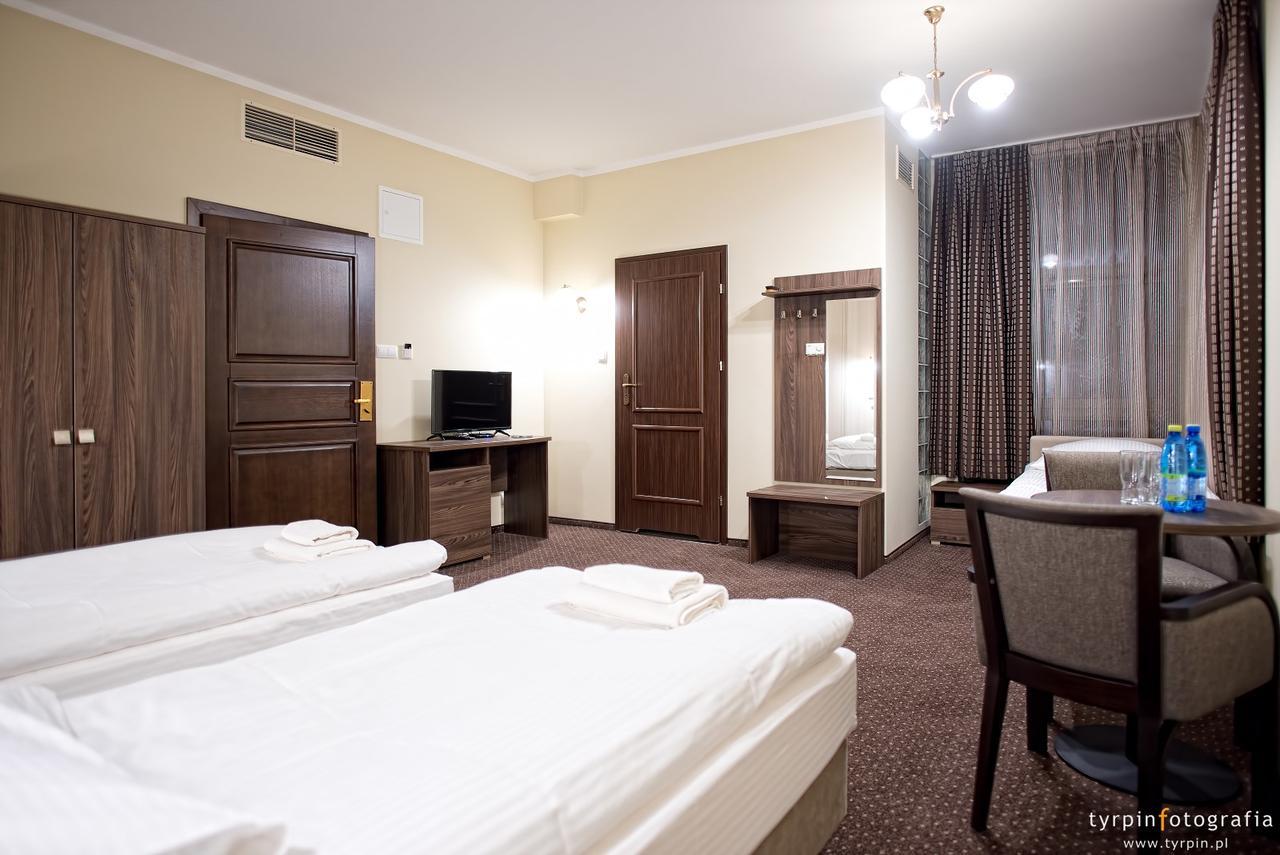 Hotel Lord Krosno Buitenkant foto