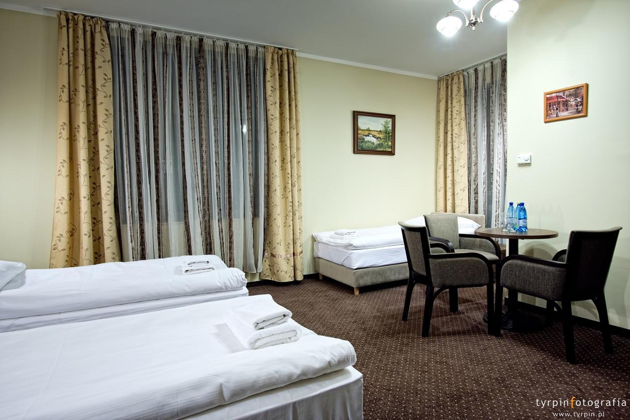 Hotel Lord Krosno Buitenkant foto