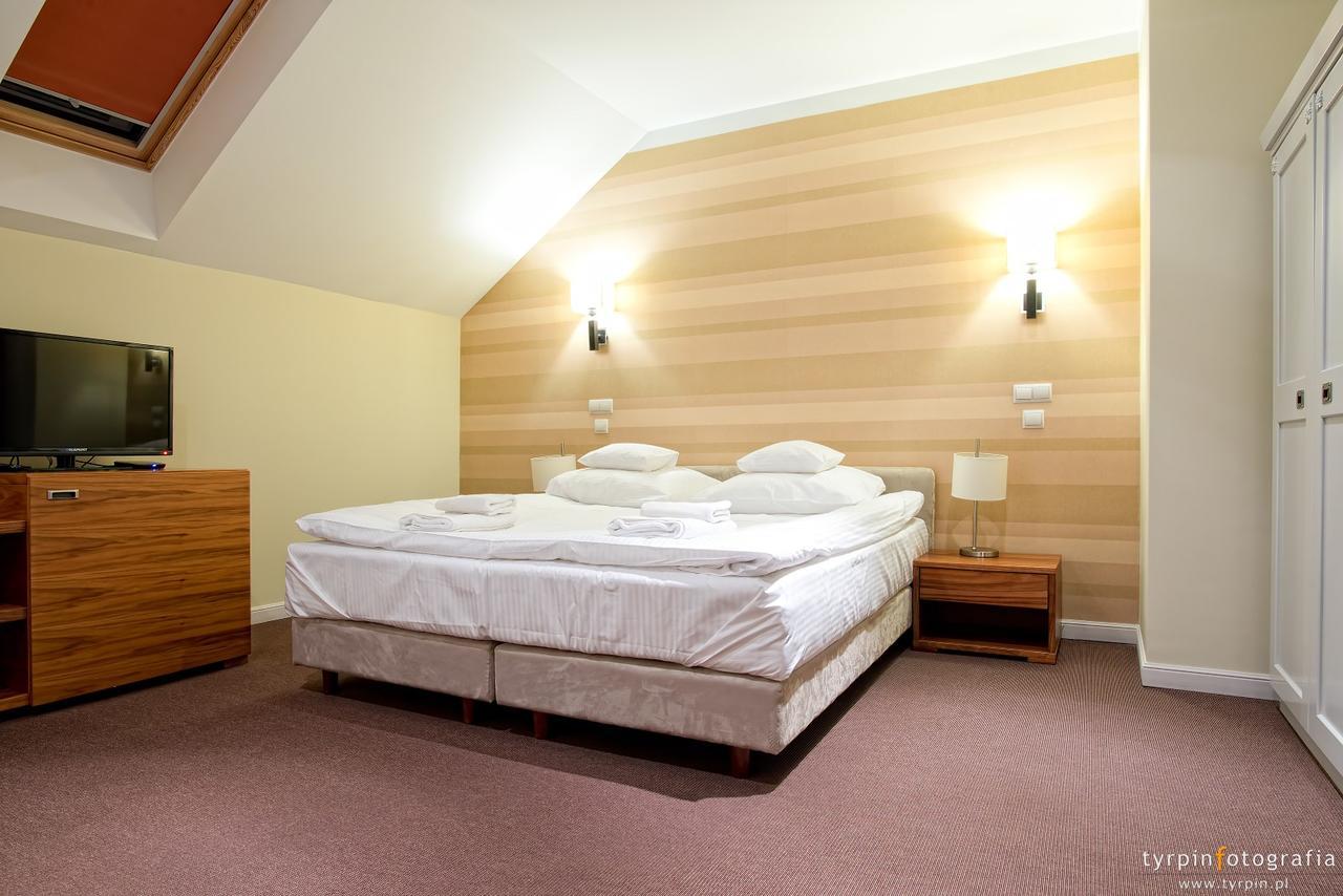 Hotel Lord Krosno Buitenkant foto