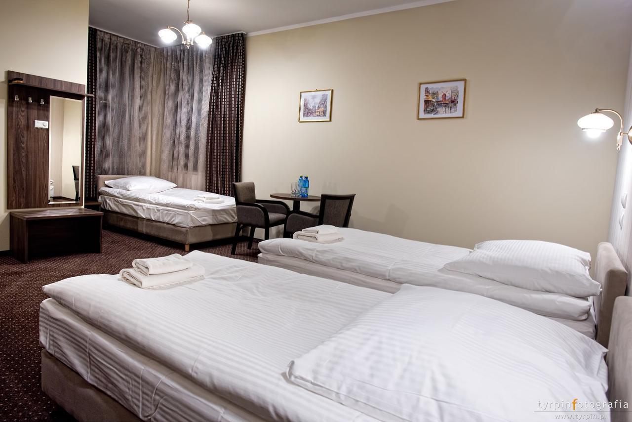 Hotel Lord Krosno Buitenkant foto