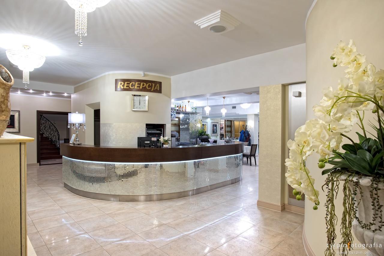 Hotel Lord Krosno Buitenkant foto