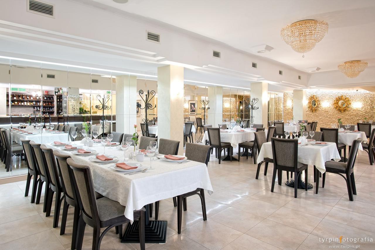 Hotel Lord Krosno Buitenkant foto