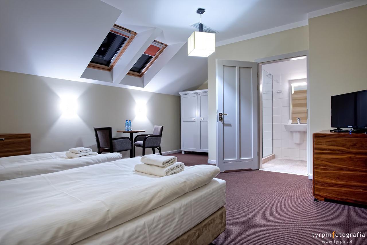Hotel Lord Krosno Buitenkant foto